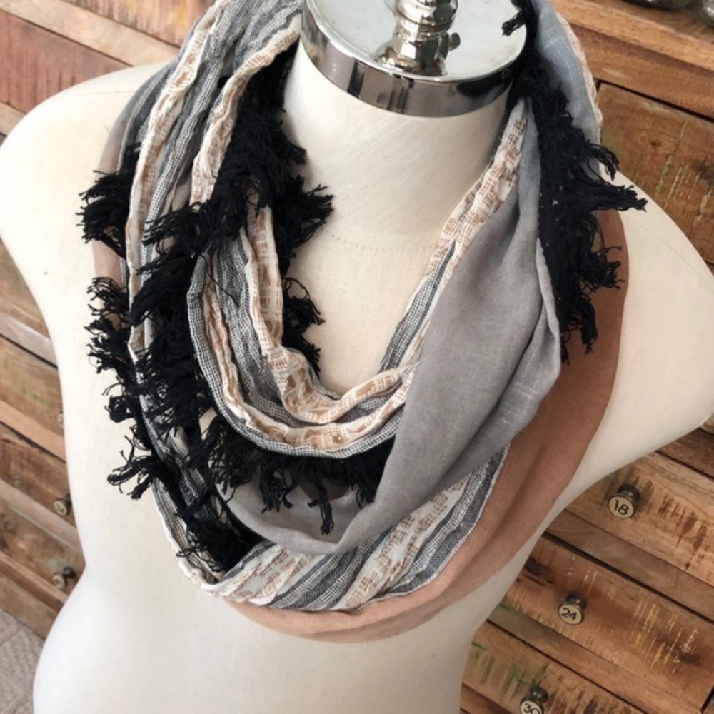 Collectioneighteen NWT Infinity Loop fringed scarf